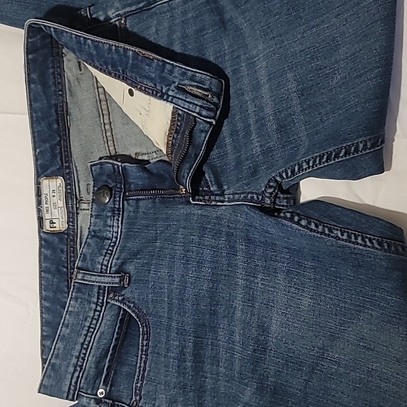 FREE PEOPLE Distressed Cropped Capri Jeans Low Rise Size W28 - Picture 10 of 17